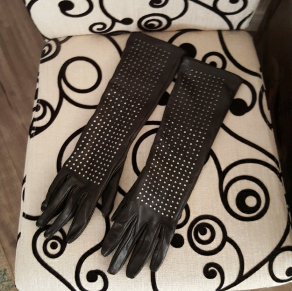 Long blk leather studded gloves